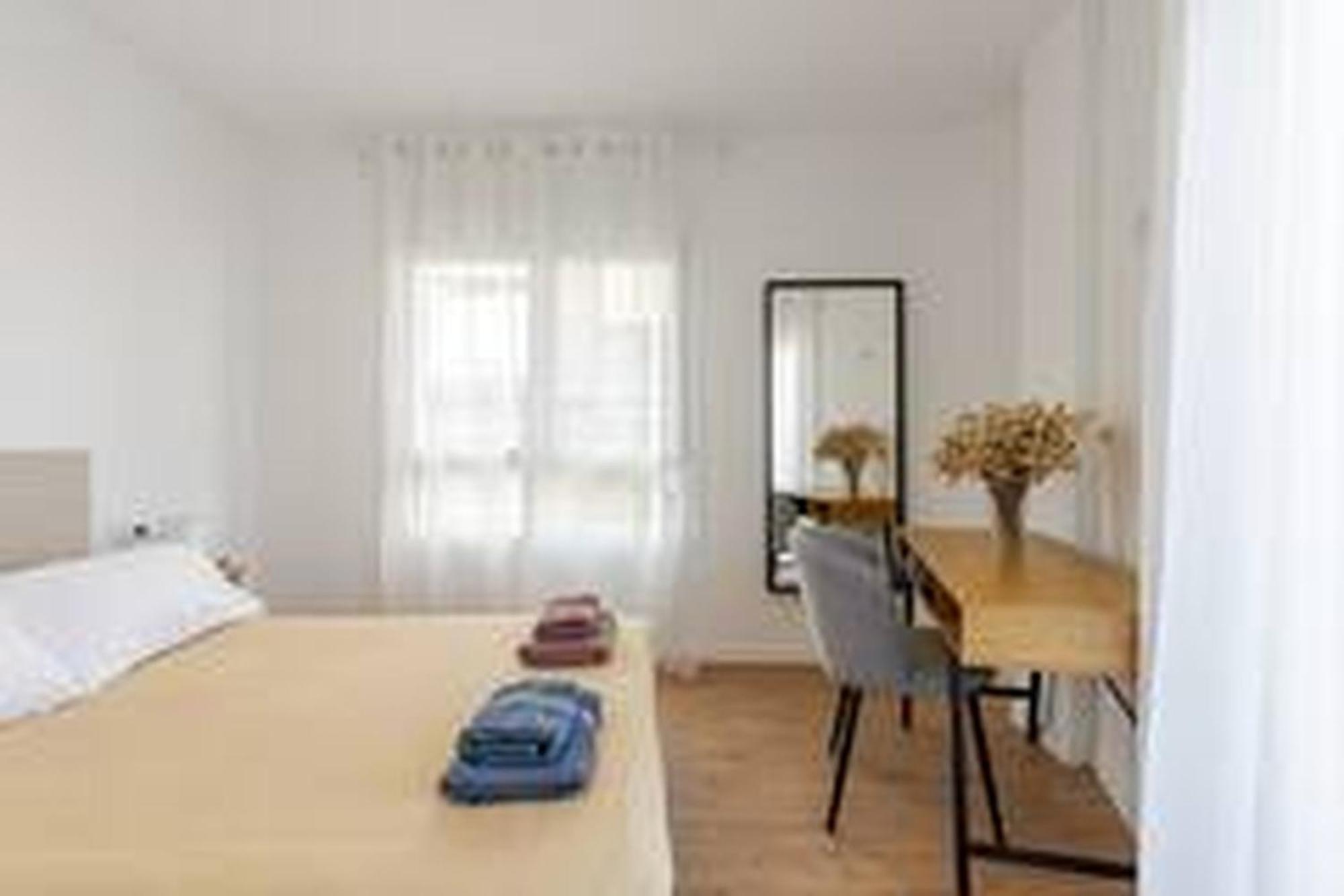 Apartamentos Nuevo Con Aire Y Wifi Águilas Eksteriør billede