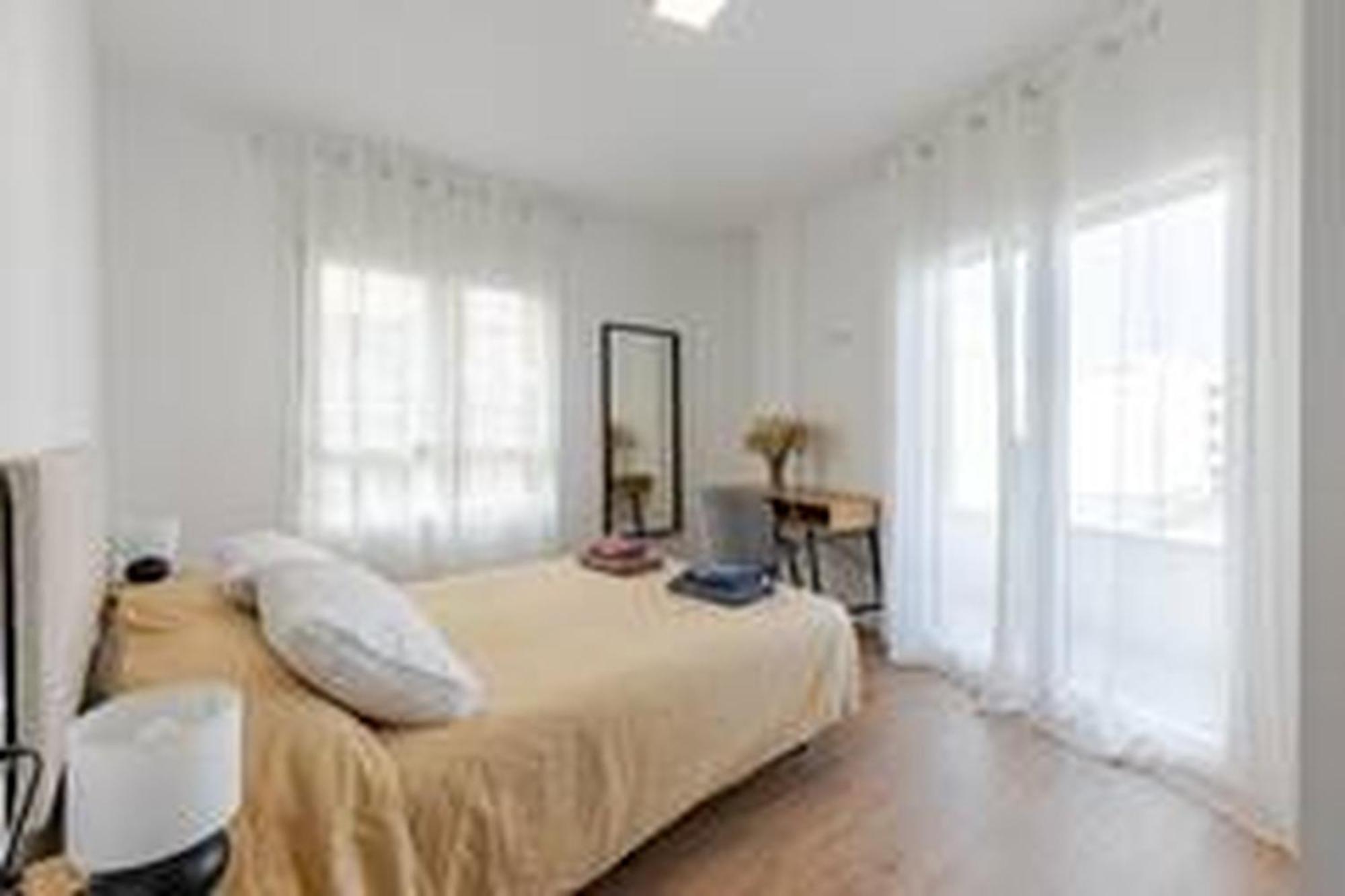 Apartamentos Nuevo Con Aire Y Wifi Águilas Eksteriør billede